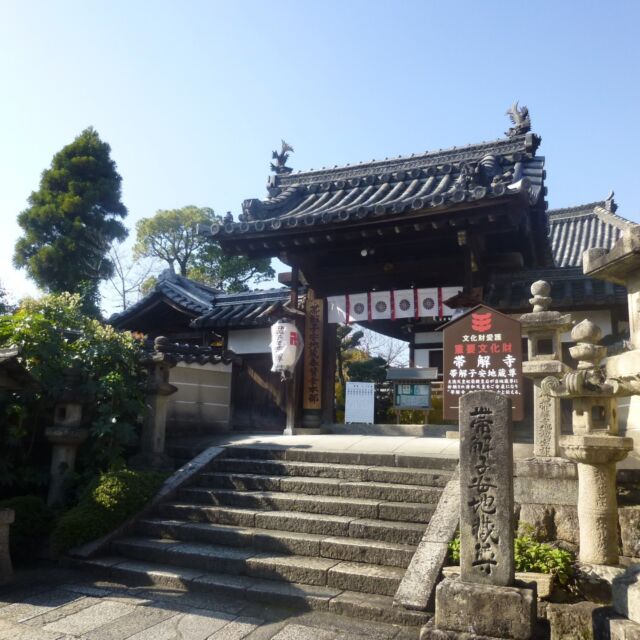 奈良の都の端という意味の「京終（きょうばて）」から出屋敷町へ。一部に歴史的建築が残され、かつての街道の風情が感じられます。更に南へ歩くと、帯解の家並みが見えてきます。ここには、安産祈願で有名な帯解寺があります。
#奈良 #上ツ道 #帯解寺 #歴史街道
