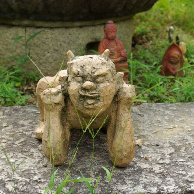 奈良市・ならまちにある世界遺産・元興寺。
『その昔、元興寺の鐘楼に悪霊の変化である鬼が出て、都の人たちを随分こわがらせました。その頃、尾張国から雷の申し子である大力の童子が入寺し、この鬼の毛髪をはぎとって退治したという有名な説話があります（元興寺ＨＰより）』というお話が伝わっています。境内には、いつから置かれたのか、ユニークな鬼の置物がそこここに。どこにあるのか、探してみるのも一興です。
#奈良 #元興寺 #鬼 #ならまち #歴史街道