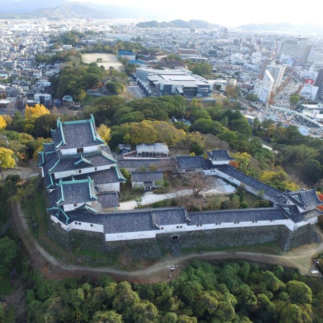 徳川御三家のひとつ紀州徳川家の居城・和歌山城。こんもりとした虎伏山に御三家の威容にふさわしい風格をそなえた白亜の天守閣が建っています。
現在の天守は昭和３３年に再建されたものですが、静水を湛える内堀や城郭をめぐらす石垣は、紀州藩５５万５千石の城の風格を今に伝えています。
#和歌山 #城 #徳川御三家 #天守閣 #歴史街道