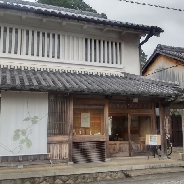 高原の町・大宇陀を通る松山街道。街道沿いには、虫籠窓や卯建等、今も往時の風情を伝える町家が残り、伝統的建造物群保存地区に指定されています。
ここは、草の豊富なところとしても知られ、日本最古の薬草園である「森野旧薬園」では今も250種類余りの薬草が栽培されています。当地発祥の製薬会社も多く、薬問屋を営んできた細川家住宅を改修した大宇陀歴史文化館「薬の館」では、ゆかりの藤沢薬品に関する資料が展示されています。
#奈良 #大宇陀 #薬 #葛 #伝建地区 #歴史街道